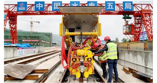 焊接故事| 成都地鐵18號(hào)線基建工程難度大，K922設(shè)備“保駕護(hù)航”
